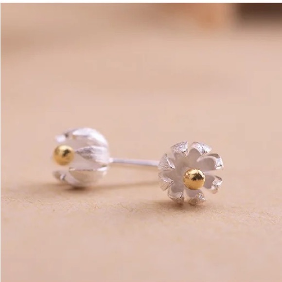 ◾️925 Sterling Silver Small Lotus Flower Stud Earrings - Picture 2 of 4